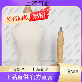 上海女模特與寵物衣架 時尚、溫情與創意的交織